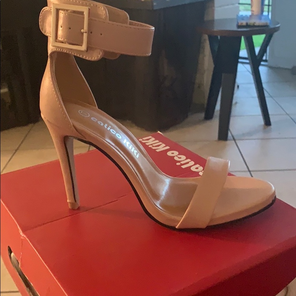 Women heel pumps